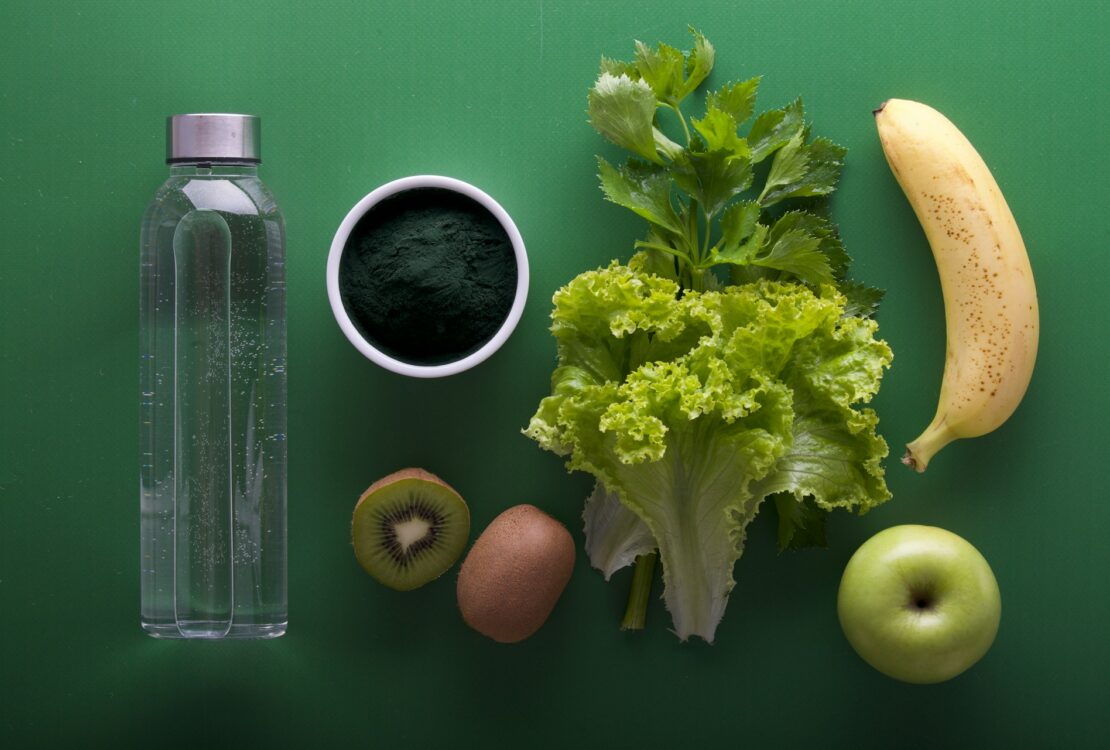 Méregtelenítés vagy mítosz? A detox diéták igazi arca Mi az a méregtelenítés és miért lett ilyen népszerű? A méregtelenítés, vagy más néven detoxikáció, egy olyan fogalom, amely az utóbbi években hihetetlen népszerűségre tett szert. Számos diéta, program és életmódváltás épül arra az ígéretre, hogy a testből eltávolítja a felhalmozódott méreganyagokat, így javítva az egészséget, az energiaszintet és a közérzetet. A detox diéták általában gyümölcs- és zöldséglé-kúrákat, böjtöket vagy speciális táplálkozási rendszereket takarnak, melyek során a szervezet „megtisztul”. De vajon mennyi igazság van ebben? Valóban szüksége van a testünknek ilyen kúrákra, vagy ez csupán egy jól eladott mítosz? A test természetes méregtelenítő rendszerei Először is fontos megérteni, hogy a testünk már eleve rendelkezik hatékony méregtelenítő mechanizmusokkal. A máj, a vesék, a bőr és a tüdő folyamatosan dolgoznak azon, hogy eltávolítsák a káros anyagokat a szervezetből. Ezek a szervek képesek lebontani és kiválasztani a mérgeket, felesleges anyagokat, és normál esetben nem igényelnek különleges beavatkozást. Az egészséges életmód – megfelelő táplálkozás, elegendő folyadékbevitel, rendszeres mozgás és elegendő alvás – támogatja ezeket a folyamatokat. A detox diéták tehát inkább az egészséges szokások megerősítésére vagy akár átmeneti „újrakezdésre” lehetnek jók, de nem helyettesítik a test természetes méregtelenítő működését. Milyen típusai vannak a detox diétáknak? A detox diéták széles skálán mozognak, a rövid, néhány napos gyümölcslé-kúráktól a több hetes böjtökig vagy speciális táplálkozási rendszerekig. Egyesek kizárólag folyadékot fogyasztanak, míg mások szigorúan meghatározott ételeket engedélyeznek, például zöld leveles zöldségeket, gyökérzöldségeket és probiotikus ételeket. Néhány program kombinálja a táplálkozást különböző kiegészítőkkel, például méregtelenítő teákkal, gyógynövényekkel vagy vitaminokkal, hogy fokozza a hatást. Ezeknek az étrendeknek a közös jellemzője, hogy átmenetileg csökkentik a feldolgozott ételek, a cukor és a koffein fogyasztását, ami sok esetben valóban javítja a közérzetet. Az ígéretek és a valóság: mire figyeljünk? A detox diéták marketingje gyakran túlzó állításokat tartalmaz: gyors fogyást, bőrjavulást, energianövekedést vagy akár betegségek megelőzését ígéri. Ezek azonban nem mindig állják meg a helyüket tudományos szempontból. Fontos tudni, hogy a gyors fogyás elsősorban vízvesztést jelent, és nem tartós zsírvesztést. Az energiaérzet javulása sokszor a koffein és cukor csökkentésének, valamint a nagyobb vízfogyasztásnak köszönhető, nem pedig valamilyen csodás méregtelenítő hatásnak. Az olyan állításokat pedig, amelyek a méreganyagok „kimosásáról” beszélnek, körültekintően kell kezelni, mivel a test méregtelenítő folyamatai összetettek, és nem lehet őket csak egy diétával megváltoztatni. Kinek érdemes detox kúrákat kipróbálnia? A detox diéták rövid távú beiktatása hasznos lehet azoknak, akik szeretnének egy egészségesebb életmódra váltani, vagy épp egy kis lelki megújulásra vágynak. A tisztább táplálkozás, a feldolgozott ételek mellőzése és a nagyobb zöldség-gyümölcs bevitel mindenképpen támogatandó. Ugyanakkor olyan esetekben, mint például súlyos betegségek, anyagcserezavarok vagy terhesség, a detox programok nem ajánlottak, és mindig érdemes orvosi tanácsot kérni. Az extrém böjtök vagy hosszú távú egyoldalú diéták akár károsak is lehetnek. Hogyan építsünk be tudatos méregtelenítést a mindennapokba? A detox nem feltétlenül jelent radikális étrendváltást vagy extrém böjtöt. A legjobb, ha apró, fenntartható változtatásokkal kezdünk: több vizet iszunk, csökkentjük a feldolgozott élelmiszerek fogyasztását, beiktatunk napi zöldség- és gyümölcsadagot, és figyelünk a megfelelő alvásra. Ez a fajta „mindennapi méregtelenítés” segíti a szervezet működését, és hosszú távon is fenntartható. A rendszeres mozgás, a stresszkezelés és a megfelelő pihenés szintén részei a test méregtelenítő folyamatait támogató életmódnak. A detox diéták alternatívái: az egészséges életmód Végül érdemes azt is megemlíteni, hogy a legjobb „méregtelenítés” valójában az egészséges életmód. A kiegyensúlyozott táplálkozás, a rendszeres testmozgás, a megfelelő folyadékbevitel és a stresszkezelés együttesen biztosítják a szervezet egészséges működését. A detox diéták nem csodaszerek, hanem inkább egy lehetőség a tudatosabb táplálkozásra. Az igazi változás azonban csak akkor következik be, ha ezek a jó szokások a mindennapok részévé válnak.