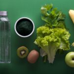 Méregtelenítés vagy mítosz? A detox diéták igazi arca Mi az a méregtelenítés és miért lett ilyen népszerű? A méregtelenítés, vagy más néven detoxikáció, egy olyan fogalom, amely az utóbbi években hihetetlen népszerűségre tett szert. Számos diéta, program és életmódváltás épül arra az ígéretre, hogy a testből eltávolítja a felhalmozódott méreganyagokat, így javítva az egészséget, az energiaszintet és a közérzetet. A detox diéták általában gyümölcs- és zöldséglé-kúrákat, böjtöket vagy speciális táplálkozási rendszereket takarnak, melyek során a szervezet „megtisztul”. De vajon mennyi igazság van ebben? Valóban szüksége van a testünknek ilyen kúrákra, vagy ez csupán egy jól eladott mítosz? A test természetes méregtelenítő rendszerei Először is fontos megérteni, hogy a testünk már eleve rendelkezik hatékony méregtelenítő mechanizmusokkal. A máj, a vesék, a bőr és a tüdő folyamatosan dolgoznak azon, hogy eltávolítsák a káros anyagokat a szervezetből. Ezek a szervek képesek lebontani és kiválasztani a mérgeket, felesleges anyagokat, és normál esetben nem igényelnek különleges beavatkozást. Az egészséges életmód – megfelelő táplálkozás, elegendő folyadékbevitel, rendszeres mozgás és elegendő alvás – támogatja ezeket a folyamatokat. A detox diéták tehát inkább az egészséges szokások megerősítésére vagy akár átmeneti „újrakezdésre” lehetnek jók, de nem helyettesítik a test természetes méregtelenítő működését. Milyen típusai vannak a detox diétáknak? A detox diéták széles skálán mozognak, a rövid, néhány napos gyümölcslé-kúráktól a több hetes böjtökig vagy speciális táplálkozási rendszerekig. Egyesek kizárólag folyadékot fogyasztanak, míg mások szigorúan meghatározott ételeket engedélyeznek, például zöld leveles zöldségeket, gyökérzöldségeket és probiotikus ételeket. Néhány program kombinálja a táplálkozást különböző kiegészítőkkel, például méregtelenítő teákkal, gyógynövényekkel vagy vitaminokkal, hogy fokozza a hatást. Ezeknek az étrendeknek a közös jellemzője, hogy átmenetileg csökkentik a feldolgozott ételek, a cukor és a koffein fogyasztását, ami sok esetben valóban javítja a közérzetet. Az ígéretek és a valóság: mire figyeljünk? A detox diéták marketingje gyakran túlzó állításokat tartalmaz: gyors fogyást, bőrjavulást, energianövekedést vagy akár betegségek megelőzését ígéri. Ezek azonban nem mindig állják meg a helyüket tudományos szempontból. Fontos tudni, hogy a gyors fogyás elsősorban vízvesztést jelent, és nem tartós zsírvesztést. Az energiaérzet javulása sokszor a koffein és cukor csökkentésének, valamint a nagyobb vízfogyasztásnak köszönhető, nem pedig valamilyen csodás méregtelenítő hatásnak. Az olyan állításokat pedig, amelyek a méreganyagok „kimosásáról” beszélnek, körültekintően kell kezelni, mivel a test méregtelenítő folyamatai összetettek, és nem lehet őket csak egy diétával megváltoztatni. Kinek érdemes detox kúrákat kipróbálnia? A detox diéták rövid távú beiktatása hasznos lehet azoknak, akik szeretnének egy egészségesebb életmódra váltani, vagy épp egy kis lelki megújulásra vágynak. A tisztább táplálkozás, a feldolgozott ételek mellőzése és a nagyobb zöldség-gyümölcs bevitel mindenképpen támogatandó. Ugyanakkor olyan esetekben, mint például súlyos betegségek, anyagcserezavarok vagy terhesség, a detox programok nem ajánlottak, és mindig érdemes orvosi tanácsot kérni. Az extrém böjtök vagy hosszú távú egyoldalú diéták akár károsak is lehetnek. Hogyan építsünk be tudatos méregtelenítést a mindennapokba? A detox nem feltétlenül jelent radikális étrendváltást vagy extrém böjtöt. A legjobb, ha apró, fenntartható változtatásokkal kezdünk: több vizet iszunk, csökkentjük a feldolgozott élelmiszerek fogyasztását, beiktatunk napi zöldség- és gyümölcsadagot, és figyelünk a megfelelő alvásra. Ez a fajta „mindennapi méregtelenítés” segíti a szervezet működését, és hosszú távon is fenntartható. A rendszeres mozgás, a stresszkezelés és a megfelelő pihenés szintén részei a test méregtelenítő folyamatait támogató életmódnak. A detox diéták alternatívái: az egészséges életmód Végül érdemes azt is megemlíteni, hogy a legjobb „méregtelenítés” valójában az egészséges életmód. A kiegyensúlyozott táplálkozás, a rendszeres testmozgás, a megfelelő folyadékbevitel és a stresszkezelés együttesen biztosítják a szervezet egészséges működését. A detox diéták nem csodaszerek, hanem inkább egy lehetőség a tudatosabb táplálkozásra. Az igazi változás azonban csak akkor következik be, ha ezek a jó szokások a mindennapok részévé válnak.