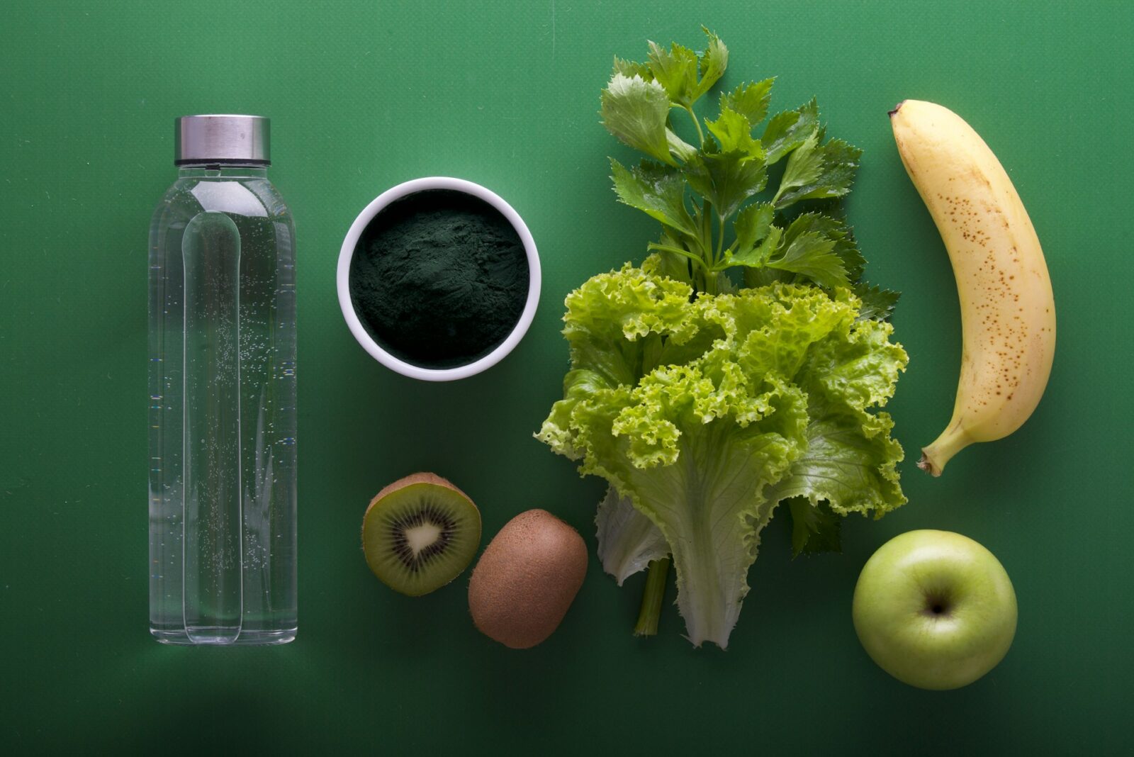 Méregtelenítés vagy mítosz? A detox diéták igazi arca Mi az a méregtelenítés és miért lett ilyen népszerű? A méregtelenítés, vagy más néven detoxikáció, egy olyan fogalom, amely az utóbbi években hihetetlen népszerűségre tett szert. Számos diéta, program és életmódváltás épül arra az ígéretre, hogy a testből eltávolítja a felhalmozódott méreganyagokat, így javítva az egészséget, az energiaszintet és a közérzetet. A detox diéták általában gyümölcs- és zöldséglé-kúrákat, böjtöket vagy speciális táplálkozási rendszereket takarnak, melyek során a szervezet „megtisztul”. De vajon mennyi igazság van ebben? Valóban szüksége van a testünknek ilyen kúrákra, vagy ez csupán egy jól eladott mítosz? A test természetes méregtelenítő rendszerei Először is fontos megérteni, hogy a testünk már eleve rendelkezik hatékony méregtelenítő mechanizmusokkal. A máj, a vesék, a bőr és a tüdő folyamatosan dolgoznak azon, hogy eltávolítsák a káros anyagokat a szervezetből. Ezek a szervek képesek lebontani és kiválasztani a mérgeket, felesleges anyagokat, és normál esetben nem igényelnek különleges beavatkozást. Az egészséges életmód – megfelelő táplálkozás, elegendő folyadékbevitel, rendszeres mozgás és elegendő alvás – támogatja ezeket a folyamatokat. A detox diéták tehát inkább az egészséges szokások megerősítésére vagy akár átmeneti „újrakezdésre” lehetnek jók, de nem helyettesítik a test természetes méregtelenítő működését. Milyen típusai vannak a detox diétáknak? A detox diéták széles skálán mozognak, a rövid, néhány napos gyümölcslé-kúráktól a több hetes böjtökig vagy speciális táplálkozási rendszerekig. Egyesek kizárólag folyadékot fogyasztanak, míg mások szigorúan meghatározott ételeket engedélyeznek, például zöld leveles zöldségeket, gyökérzöldségeket és probiotikus ételeket. Néhány program kombinálja a táplálkozást különböző kiegészítőkkel, például méregtelenítő teákkal, gyógynövényekkel vagy vitaminokkal, hogy fokozza a hatást. Ezeknek az étrendeknek a közös jellemzője, hogy átmenetileg csökkentik a feldolgozott ételek, a cukor és a koffein fogyasztását, ami sok esetben valóban javítja a közérzetet. Az ígéretek és a valóság: mire figyeljünk? A detox diéták marketingje gyakran túlzó állításokat tartalmaz: gyors fogyást, bőrjavulást, energianövekedést vagy akár betegségek megelőzését ígéri. Ezek azonban nem mindig állják meg a helyüket tudományos szempontból. Fontos tudni, hogy a gyors fogyás elsősorban vízvesztést jelent, és nem tartós zsírvesztést. Az energiaérzet javulása sokszor a koffein és cukor csökkentésének, valamint a nagyobb vízfogyasztásnak köszönhető, nem pedig valamilyen csodás méregtelenítő hatásnak. Az olyan állításokat pedig, amelyek a méreganyagok „kimosásáról” beszélnek, körültekintően kell kezelni, mivel a test méregtelenítő folyamatai összetettek, és nem lehet őket csak egy diétával megváltoztatni. Kinek érdemes detox kúrákat kipróbálnia? A detox diéták rövid távú beiktatása hasznos lehet azoknak, akik szeretnének egy egészségesebb életmódra váltani, vagy épp egy kis lelki megújulásra vágynak. A tisztább táplálkozás, a feldolgozott ételek mellőzése és a nagyobb zöldség-gyümölcs bevitel mindenképpen támogatandó. Ugyanakkor olyan esetekben, mint például súlyos betegségek, anyagcserezavarok vagy terhesség, a detox programok nem ajánlottak, és mindig érdemes orvosi tanácsot kérni. Az extrém böjtök vagy hosszú távú egyoldalú diéták akár károsak is lehetnek. Hogyan építsünk be tudatos méregtelenítést a mindennapokba? A detox nem feltétlenül jelent radikális étrendváltást vagy extrém böjtöt. A legjobb, ha apró, fenntartható változtatásokkal kezdünk: több vizet iszunk, csökkentjük a feldolgozott élelmiszerek fogyasztását, beiktatunk napi zöldség- és gyümölcsadagot, és figyelünk a megfelelő alvásra. Ez a fajta „mindennapi méregtelenítés” segíti a szervezet működését, és hosszú távon is fenntartható. A rendszeres mozgás, a stresszkezelés és a megfelelő pihenés szintén részei a test méregtelenítő folyamatait támogató életmódnak. A detox diéták alternatívái: az egészséges életmód Végül érdemes azt is megemlíteni, hogy a legjobb „méregtelenítés” valójában az egészséges életmód. A kiegyensúlyozott táplálkozás, a rendszeres testmozgás, a megfelelő folyadékbevitel és a stresszkezelés együttesen biztosítják a szervezet egészséges működését. A detox diéták nem csodaszerek, hanem inkább egy lehetőség a tudatosabb táplálkozásra. Az igazi változás azonban csak akkor következik be, ha ezek a jó szokások a mindennapok részévé válnak.