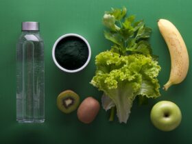 Méregtelenítés vagy mítosz? A detox diéták igazi arca Mi az a méregtelenítés és miért lett ilyen népszerű? A méregtelenítés, vagy más néven detoxikáció, egy olyan fogalom, amely az utóbbi években hihetetlen népszerűségre tett szert. Számos diéta, program és életmódváltás épül arra az ígéretre, hogy a testből eltávolítja a felhalmozódott méreganyagokat, így javítva az egészséget, az energiaszintet és a közérzetet. A detox diéták általában gyümölcs- és zöldséglé-kúrákat, böjtöket vagy speciális táplálkozási rendszereket takarnak, melyek során a szervezet „megtisztul”. De vajon mennyi igazság van ebben? Valóban szüksége van a testünknek ilyen kúrákra, vagy ez csupán egy jól eladott mítosz? A test természetes méregtelenítő rendszerei Először is fontos megérteni, hogy a testünk már eleve rendelkezik hatékony méregtelenítő mechanizmusokkal. A máj, a vesék, a bőr és a tüdő folyamatosan dolgoznak azon, hogy eltávolítsák a káros anyagokat a szervezetből. Ezek a szervek képesek lebontani és kiválasztani a mérgeket, felesleges anyagokat, és normál esetben nem igényelnek különleges beavatkozást. Az egészséges életmód – megfelelő táplálkozás, elegendő folyadékbevitel, rendszeres mozgás és elegendő alvás – támogatja ezeket a folyamatokat. A detox diéták tehát inkább az egészséges szokások megerősítésére vagy akár átmeneti „újrakezdésre” lehetnek jók, de nem helyettesítik a test természetes méregtelenítő működését. Milyen típusai vannak a detox diétáknak? A detox diéták széles skálán mozognak, a rövid, néhány napos gyümölcslé-kúráktól a több hetes böjtökig vagy speciális táplálkozási rendszerekig. Egyesek kizárólag folyadékot fogyasztanak, míg mások szigorúan meghatározott ételeket engedélyeznek, például zöld leveles zöldségeket, gyökérzöldségeket és probiotikus ételeket. Néhány program kombinálja a táplálkozást különböző kiegészítőkkel, például méregtelenítő teákkal, gyógynövényekkel vagy vitaminokkal, hogy fokozza a hatást. Ezeknek az étrendeknek a közös jellemzője, hogy átmenetileg csökkentik a feldolgozott ételek, a cukor és a koffein fogyasztását, ami sok esetben valóban javítja a közérzetet. Az ígéretek és a valóság: mire figyeljünk? A detox diéták marketingje gyakran túlzó állításokat tartalmaz: gyors fogyást, bőrjavulást, energianövekedést vagy akár betegségek megelőzését ígéri. Ezek azonban nem mindig állják meg a helyüket tudományos szempontból. Fontos tudni, hogy a gyors fogyás elsősorban vízvesztést jelent, és nem tartós zsírvesztést. Az energiaérzet javulása sokszor a koffein és cukor csökkentésének, valamint a nagyobb vízfogyasztásnak köszönhető, nem pedig valamilyen csodás méregtelenítő hatásnak. Az olyan állításokat pedig, amelyek a méreganyagok „kimosásáról” beszélnek, körültekintően kell kezelni, mivel a test méregtelenítő folyamatai összetettek, és nem lehet őket csak egy diétával megváltoztatni. Kinek érdemes detox kúrákat kipróbálnia? A detox diéták rövid távú beiktatása hasznos lehet azoknak, akik szeretnének egy egészségesebb életmódra váltani, vagy épp egy kis lelki megújulásra vágynak. A tisztább táplálkozás, a feldolgozott ételek mellőzése és a nagyobb zöldség-gyümölcs bevitel mindenképpen támogatandó. Ugyanakkor olyan esetekben, mint például súlyos betegségek, anyagcserezavarok vagy terhesség, a detox programok nem ajánlottak, és mindig érdemes orvosi tanácsot kérni. Az extrém böjtök vagy hosszú távú egyoldalú diéták akár károsak is lehetnek. Hogyan építsünk be tudatos méregtelenítést a mindennapokba? A detox nem feltétlenül jelent radikális étrendváltást vagy extrém böjtöt. A legjobb, ha apró, fenntartható változtatásokkal kezdünk: több vizet iszunk, csökkentjük a feldolgozott élelmiszerek fogyasztását, beiktatunk napi zöldség- és gyümölcsadagot, és figyelünk a megfelelő alvásra. Ez a fajta „mindennapi méregtelenítés” segíti a szervezet működését, és hosszú távon is fenntartható. A rendszeres mozgás, a stresszkezelés és a megfelelő pihenés szintén részei a test méregtelenítő folyamatait támogató életmódnak. A detox diéták alternatívái: az egészséges életmód Végül érdemes azt is megemlíteni, hogy a legjobb „méregtelenítés” valójában az egészséges életmód. A kiegyensúlyozott táplálkozás, a rendszeres testmozgás, a megfelelő folyadékbevitel és a stresszkezelés együttesen biztosítják a szervezet egészséges működését. A detox diéták nem csodaszerek, hanem inkább egy lehetőség a tudatosabb táplálkozásra. Az igazi változás azonban csak akkor következik be, ha ezek a jó szokások a mindennapok részévé válnak.