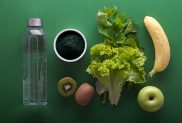 Méregtelenítés vagy mítosz? A detox diéták igazi arca Mi az a méregtelenítés és miért lett ilyen népszerű? A méregtelenítés, vagy más néven detoxikáció, egy olyan fogalom, amely az utóbbi években hihetetlen népszerűségre tett szert. Számos diéta, program és életmódváltás épül arra az ígéretre, hogy a testből eltávolítja a felhalmozódott méreganyagokat, így javítva az egészséget, az energiaszintet és a közérzetet. A detox diéták általában gyümölcs- és zöldséglé-kúrákat, böjtöket vagy speciális táplálkozási rendszereket takarnak, melyek során a szervezet „megtisztul”. De vajon mennyi igazság van ebben? Valóban szüksége van a testünknek ilyen kúrákra, vagy ez csupán egy jól eladott mítosz? A test természetes méregtelenítő rendszerei Először is fontos megérteni, hogy a testünk már eleve rendelkezik hatékony méregtelenítő mechanizmusokkal. A máj, a vesék, a bőr és a tüdő folyamatosan dolgoznak azon, hogy eltávolítsák a káros anyagokat a szervezetből. Ezek a szervek képesek lebontani és kiválasztani a mérgeket, felesleges anyagokat, és normál esetben nem igényelnek különleges beavatkozást. Az egészséges életmód – megfelelő táplálkozás, elegendő folyadékbevitel, rendszeres mozgás és elegendő alvás – támogatja ezeket a folyamatokat. A detox diéták tehát inkább az egészséges szokások megerősítésére vagy akár átmeneti „újrakezdésre” lehetnek jók, de nem helyettesítik a test természetes méregtelenítő működését. Milyen típusai vannak a detox diétáknak? A detox diéták széles skálán mozognak, a rövid, néhány napos gyümölcslé-kúráktól a több hetes böjtökig vagy speciális táplálkozási rendszerekig. Egyesek kizárólag folyadékot fogyasztanak, míg mások szigorúan meghatározott ételeket engedélyeznek, például zöld leveles zöldségeket, gyökérzöldségeket és probiotikus ételeket. Néhány program kombinálja a táplálkozást különböző kiegészítőkkel, például méregtelenítő teákkal, gyógynövényekkel vagy vitaminokkal, hogy fokozza a hatást. Ezeknek az étrendeknek a közös jellemzője, hogy átmenetileg csökkentik a feldolgozott ételek, a cukor és a koffein fogyasztását, ami sok esetben valóban javítja a közérzetet. Az ígéretek és a valóság: mire figyeljünk? A detox diéták marketingje gyakran túlzó állításokat tartalmaz: gyors fogyást, bőrjavulást, energianövekedést vagy akár betegségek megelőzését ígéri. Ezek azonban nem mindig állják meg a helyüket tudományos szempontból. Fontos tudni, hogy a gyors fogyás elsősorban vízvesztést jelent, és nem tartós zsírvesztést. Az energiaérzet javulása sokszor a koffein és cukor csökkentésének, valamint a nagyobb vízfogyasztásnak köszönhető, nem pedig valamilyen csodás méregtelenítő hatásnak. Az olyan állításokat pedig, amelyek a méreganyagok „kimosásáról” beszélnek, körültekintően kell kezelni, mivel a test méregtelenítő folyamatai összetettek, és nem lehet őket csak egy diétával megváltoztatni. Kinek érdemes detox kúrákat kipróbálnia? A detox diéták rövid távú beiktatása hasznos lehet azoknak, akik szeretnének egy egészségesebb életmódra váltani, vagy épp egy kis lelki megújulásra vágynak. A tisztább táplálkozás, a feldolgozott ételek mellőzése és a nagyobb zöldség-gyümölcs bevitel mindenképpen támogatandó. Ugyanakkor olyan esetekben, mint például súlyos betegségek, anyagcserezavarok vagy terhesség, a detox programok nem ajánlottak, és mindig érdemes orvosi tanácsot kérni. Az extrém böjtök vagy hosszú távú egyoldalú diéták akár károsak is lehetnek. Hogyan építsünk be tudatos méregtelenítést a mindennapokba? A detox nem feltétlenül jelent radikális étrendváltást vagy extrém böjtöt. A legjobb, ha apró, fenntartható változtatásokkal kezdünk: több vizet iszunk, csökkentjük a feldolgozott élelmiszerek fogyasztását, beiktatunk napi zöldség- és gyümölcsadagot, és figyelünk a megfelelő alvásra. Ez a fajta „mindennapi méregtelenítés” segíti a szervezet működését, és hosszú távon is fenntartható. A rendszeres mozgás, a stresszkezelés és a megfelelő pihenés szintén részei a test méregtelenítő folyamatait támogató életmódnak. A detox diéták alternatívái: az egészséges életmód Végül érdemes azt is megemlíteni, hogy a legjobb „méregtelenítés” valójában az egészséges életmód. A kiegyensúlyozott táplálkozás, a rendszeres testmozgás, a megfelelő folyadékbevitel és a stresszkezelés együttesen biztosítják a szervezet egészséges működését. A detox diéták nem csodaszerek, hanem inkább egy lehetőség a tudatosabb táplálkozásra. Az igazi változás azonban csak akkor következik be, ha ezek a jó szokások a mindennapok részévé válnak.