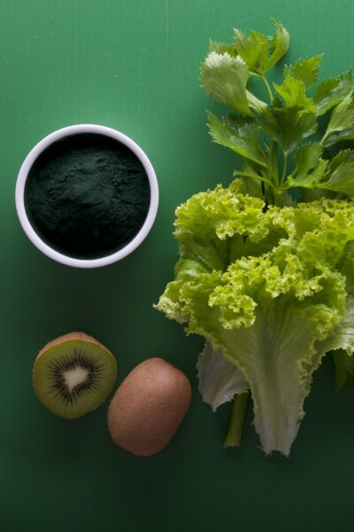 Méregtelenítés vagy mítosz? A detox diéták igazi arca Mi az a méregtelenítés és miért lett ilyen népszerű? A méregtelenítés, vagy más néven detoxikáció, egy olyan fogalom, amely az utóbbi években hihetetlen népszerűségre tett szert. Számos diéta, program és életmódváltás épül arra az ígéretre, hogy a testből eltávolítja a felhalmozódott méreganyagokat, így javítva az egészséget, az energiaszintet és a közérzetet. A detox diéták általában gyümölcs- és zöldséglé-kúrákat, böjtöket vagy speciális táplálkozási rendszereket takarnak, melyek során a szervezet „megtisztul”. De vajon mennyi igazság van ebben? Valóban szüksége van a testünknek ilyen kúrákra, vagy ez csupán egy jól eladott mítosz? A test természetes méregtelenítő rendszerei Először is fontos megérteni, hogy a testünk már eleve rendelkezik hatékony méregtelenítő mechanizmusokkal. A máj, a vesék, a bőr és a tüdő folyamatosan dolgoznak azon, hogy eltávolítsák a káros anyagokat a szervezetből. Ezek a szervek képesek lebontani és kiválasztani a mérgeket, felesleges anyagokat, és normál esetben nem igényelnek különleges beavatkozást. Az egészséges életmód – megfelelő táplálkozás, elegendő folyadékbevitel, rendszeres mozgás és elegendő alvás – támogatja ezeket a folyamatokat. A detox diéták tehát inkább az egészséges szokások megerősítésére vagy akár átmeneti „újrakezdésre” lehetnek jók, de nem helyettesítik a test természetes méregtelenítő működését. Milyen típusai vannak a detox diétáknak? A detox diéták széles skálán mozognak, a rövid, néhány napos gyümölcslé-kúráktól a több hetes böjtökig vagy speciális táplálkozási rendszerekig. Egyesek kizárólag folyadékot fogyasztanak, míg mások szigorúan meghatározott ételeket engedélyeznek, például zöld leveles zöldségeket, gyökérzöldségeket és probiotikus ételeket. Néhány program kombinálja a táplálkozást különböző kiegészítőkkel, például méregtelenítő teákkal, gyógynövényekkel vagy vitaminokkal, hogy fokozza a hatást. Ezeknek az étrendeknek a közös jellemzője, hogy átmenetileg csökkentik a feldolgozott ételek, a cukor és a koffein fogyasztását, ami sok esetben valóban javítja a közérzetet. Az ígéretek és a valóság: mire figyeljünk? A detox diéták marketingje gyakran túlzó állításokat tartalmaz: gyors fogyást, bőrjavulást, energianövekedést vagy akár betegségek megelőzését ígéri. Ezek azonban nem mindig állják meg a helyüket tudományos szempontból. Fontos tudni, hogy a gyors fogyás elsősorban vízvesztést jelent, és nem tartós zsírvesztést. Az energiaérzet javulása sokszor a koffein és cukor csökkentésének, valamint a nagyobb vízfogyasztásnak köszönhető, nem pedig valamilyen csodás méregtelenítő hatásnak. Az olyan állításokat pedig, amelyek a méreganyagok „kimosásáról” beszélnek, körültekintően kell kezelni, mivel a test méregtelenítő folyamatai összetettek, és nem lehet őket csak egy diétával megváltoztatni. Kinek érdemes detox kúrákat kipróbálnia? A detox diéták rövid távú beiktatása hasznos lehet azoknak, akik szeretnének egy egészségesebb életmódra váltani, vagy épp egy kis lelki megújulásra vágynak. A tisztább táplálkozás, a feldolgozott ételek mellőzése és a nagyobb zöldség-gyümölcs bevitel mindenképpen támogatandó. Ugyanakkor olyan esetekben, mint például súlyos betegségek, anyagcserezavarok vagy terhesség, a detox programok nem ajánlottak, és mindig érdemes orvosi tanácsot kérni. Az extrém böjtök vagy hosszú távú egyoldalú diéták akár károsak is lehetnek. Hogyan építsünk be tudatos méregtelenítést a mindennapokba? A detox nem feltétlenül jelent radikális étrendváltást vagy extrém böjtöt. A legjobb, ha apró, fenntartható változtatásokkal kezdünk: több vizet iszunk, csökkentjük a feldolgozott élelmiszerek fogyasztását, beiktatunk napi zöldség- és gyümölcsadagot, és figyelünk a megfelelő alvásra. Ez a fajta „mindennapi méregtelenítés” segíti a szervezet működését, és hosszú távon is fenntartható. A rendszeres mozgás, a stresszkezelés és a megfelelő pihenés szintén részei a test méregtelenítő folyamatait támogató életmódnak. A detox diéták alternatívái: az egészséges életmód Végül érdemes azt is megemlíteni, hogy a legjobb „méregtelenítés” valójában az egészséges életmód. A kiegyensúlyozott táplálkozás, a rendszeres testmozgás, a megfelelő folyadékbevitel és a stresszkezelés együttesen biztosítják a szervezet egészséges működését. A detox diéták nem csodaszerek, hanem inkább egy lehetőség a tudatosabb táplálkozásra. Az igazi változás azonban csak akkor következik be, ha ezek a jó szokások a mindennapok részévé válnak.